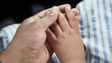 Baba, bebeğin elini tut, kapat.