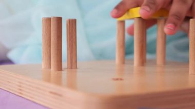 Anaokulu çocuğu renkli oyunlar oynuyor. .