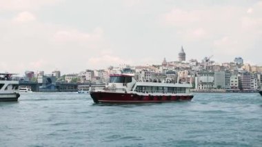 İstanbul 'daki İstanbul Boğazı' ndan feribot kalkıyor. .