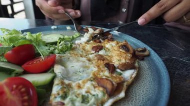 Masada sade yumurta omleti yemek. .