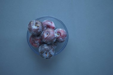 Taze erikler masada kasede. ,