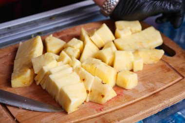 Masanın üzerinde bir dilim ananas. .