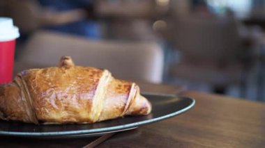 Yeni pişmiş kruvasan ve fotokopi alanı. Yüksek kalite fotoğraf