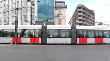 Hindi İstanbul 1 Haziran 2023. İstanbul metrosu bir ilçe istasyonunda. .