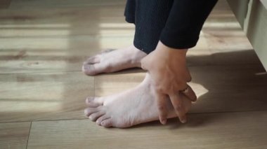 Kadınlar sabah erken saatlerde acı hissederek ayaklarına mesaj yollarlar. .