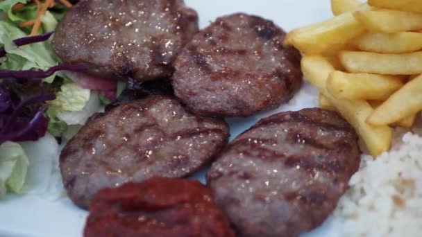 Traditionellt Turkiskt Kök Köttbullar Akhisar Kofte Högkvalitativt Foto — Stockvideo