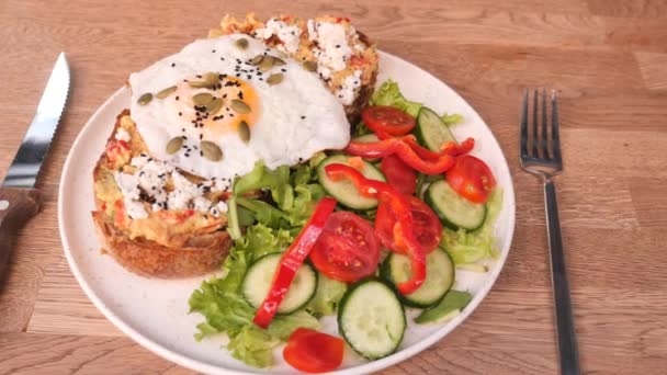 アボカドと卵とおいしい新鮮なトースト — ストック動画