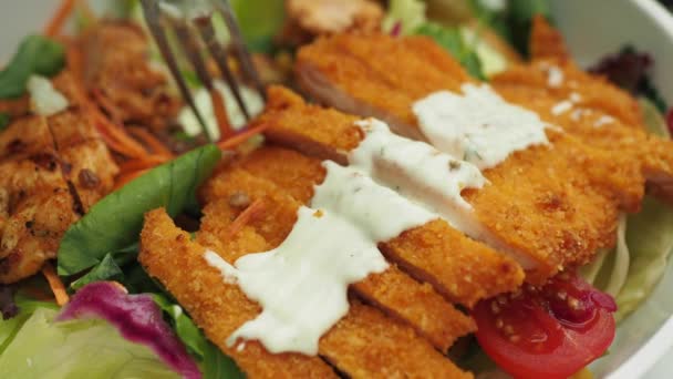 Plantaardige Salade Met Gegrilde Kip — Stockvideo