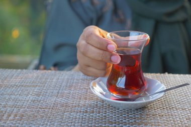  Geleneksel Türk çayı içen kadınlar beyaz masada 
