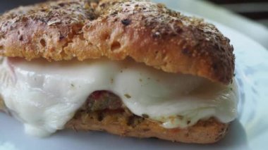 Erimiş peynirle kaplı hamburger..