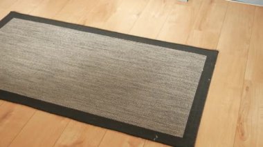 Ahşap zemin üzerinde, kopyalama alanı olan pürüzsüz gri halı dokusu ,