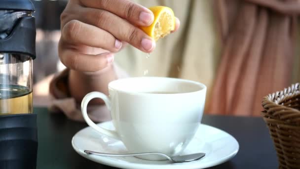Mulheres Que Preparam Chá Limão Mesa — Vídeo de Stock