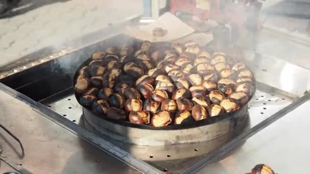 Geleneksel Istanbul Caddesi Yiyecek Izgara Kestane Üst Üste — Stok video