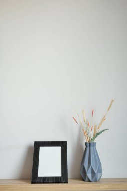 Masadaki boş çerçevenin üst görünümü .