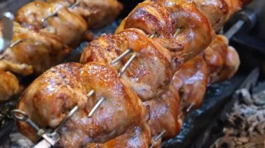 Kızarmış tavuklar barbekü ateşinde kızartılıyor..