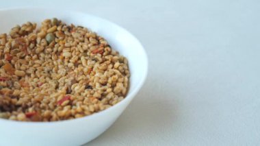 bulgur pilavı ve domates tabağı.