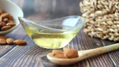 Badem yağları ve taze fındıklar masada. ,