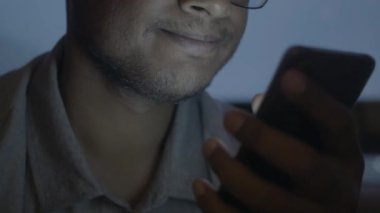 Geceleri akıllı telefonları kullanarak erkeklerin elini kapat. .