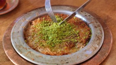 Tabağında bez kremiyle kunafa.
