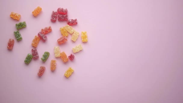 Bonbons Colorés Gelée Sucrée Tombant Sur Table — Video