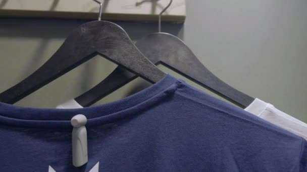 Abbigliamento Etichetta Sicurezza Una Camicia — Video Stock