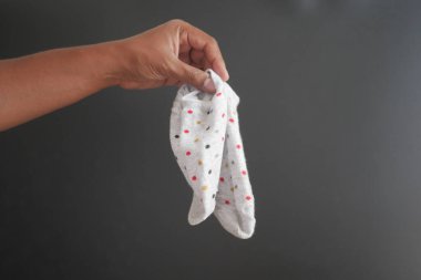 Erkekler siyah arka planda kirli çoraplar ,