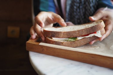 Kadınlar, jambonlu, peynirli, domatesli sandviç seçer.,