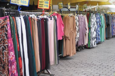 Satılık pek çok kadın giysisini kapatın. .