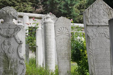 Türkiye İstanbul 19 Mayıs 2023. Osmanlı 'nın mezarlıktaki tarihi mezar taşları, 