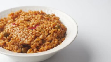 bulgur pilavı ve domates tabağı.