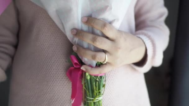 花の束を持っている女性は — ストック動画
