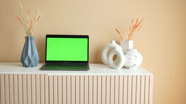 桌上的绿色屏幕的笔记本电脑 — 图库视频影像