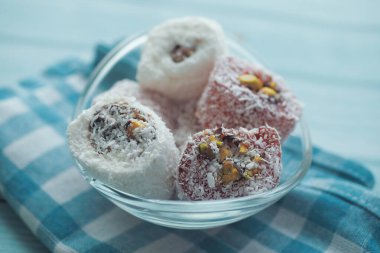  Türk lokumu veya lokum kırmızı, yeşil, turuncu ve sarı renkler