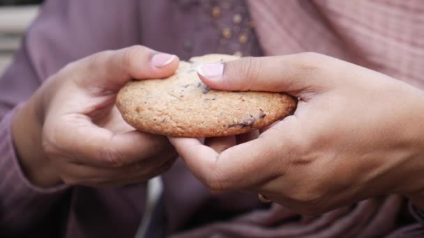 女性が甘いクッキーを壊す — ストック動画