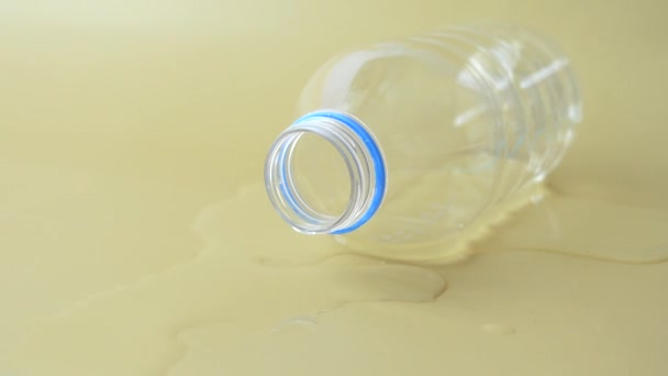 瓶子里的水洒在桌子上 — 图库视频影像