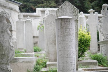 Türkiye İstanbul 19 Mayıs 2023. Osmanlı 'nın mezarlıktaki tarihi mezar taşları, 