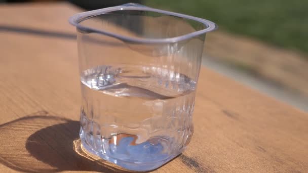 Frisches Trinkwasser Einem Plastikbehälter Auf Dem Tisch — Stockvideo