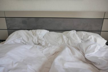 Sabah uyandıktan sonra dağınık çarşafın üzerindeki kırışıklıkların en üst görüntüsü.. 