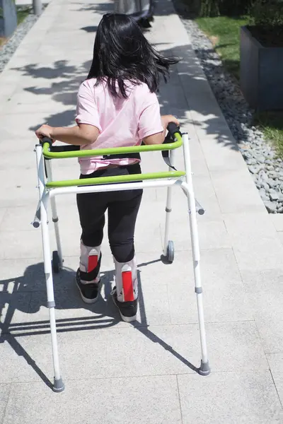 Gyermek Gyalogos Keret Térd Orthosis Szabadban Stock Kép