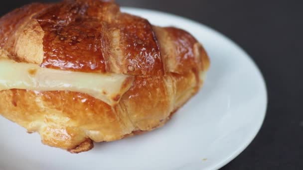 Croissant Proaspăt Copt Placă Spațiu Copiere Fotografie Înaltă Calitate — Videoclip de stoc