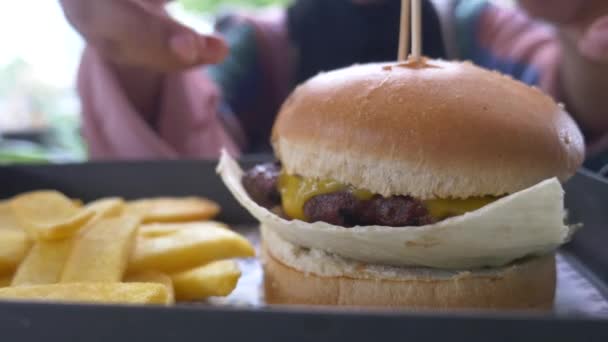 Kézben Tartott Marhahús Burger Asztalon Közelről — Stock videók