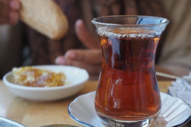 Geleneksel Türk çayı beyaz masada 