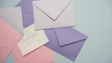 Teşekkür ederim. Tahta masadaki zarf ve mesaj..