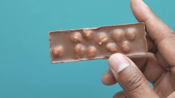 Memecahkan Cokelat Hitam Dengan Tangan — Stok Video