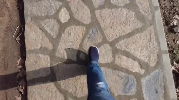 Seorang Pria Berjalan Atas Jalan Tua — Stok Video
