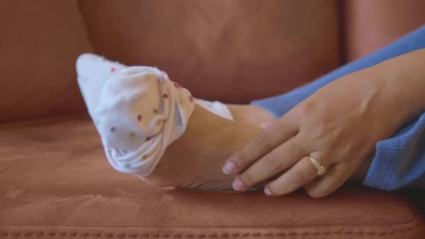 足で皮をかゆむことに苦しんでいる女性 — ストック動画