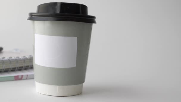 Leere Kaffeetasse Zum Mitnehmen Auf Tisch — Stockvideo