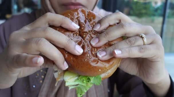 Frauen Halten Rindfleisch Burger Der Hand — Stockvideo
