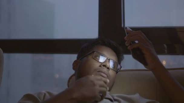 Joven Sentado Cama Usando Teléfono Inteligente Por Noche — Vídeos de Stock