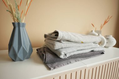 İçerideki masada yığınla kıyafet var.